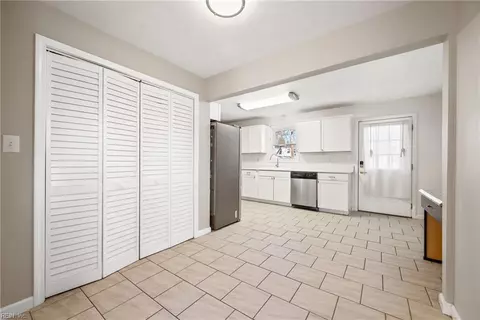 Entry Way - 35 Henry St, Hampton, VA 23669 photo 1 of 4