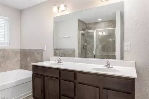 Bath - 315 Waterside Dr #40, Hampton, VA 23666 photo 3 of 3