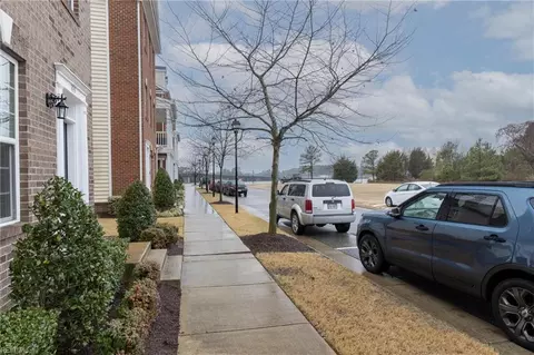 Exterior - 315 Waterside Dr #40, Hampton, VA 23666 photo 3 of 3