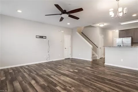 Living - 315 Waterside Dr #40, Hampton, VA 23666 photo 2 of 3