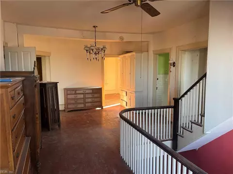 Entry Way - 442 E Pembroke Ave, Hampton, VA 23669 photo 4 of 4