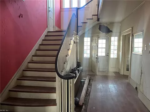 Entry Way - 442 E Pembroke Ave, Hampton, VA 23669 photo 3 of 4