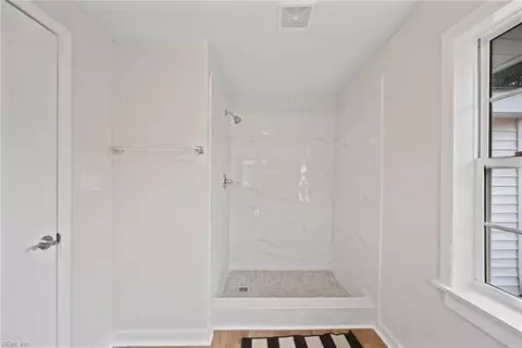 Bath - 5 Douglas St, Hampton, VA 23663 photo 5 of 6