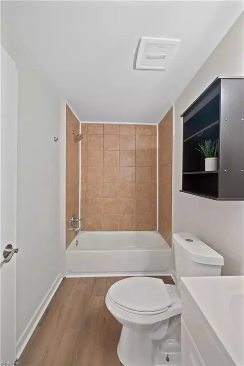 Bath - 5 Douglas St, Hampton, VA 23663 photo 2 of 6