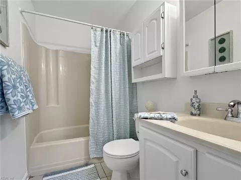 Bath - 2301 Breakers Ct, Virginia Beach, VA 23451 photo 2 of 3
