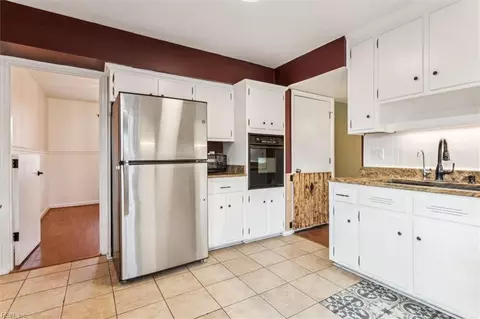 Kitchen - 318 Orange Plank Rd, Hampton, VA 23669 photo 3 of 5