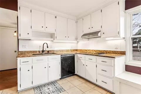 Kitchen - 318 Orange Plank Rd, Hampton, VA 23669 photo 4 of 5
