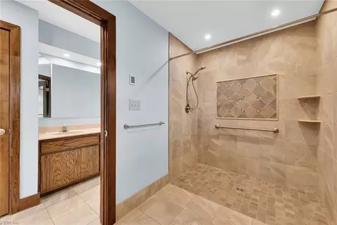 Bath - 15 Thimble Shoals Ct, Hampton, VA 23664 photo 2 of 4