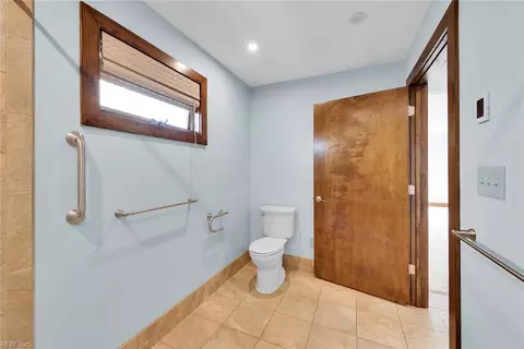 Bath - 15 Thimble Shoals Ct, Hampton, VA 23664 photo 3 of 4