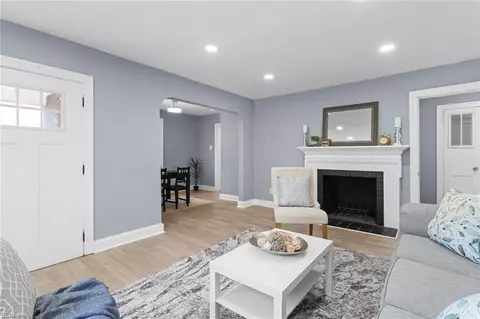Living - 223 Pocahontas Pl, Hampton, VA 23661 photo 2 of 4