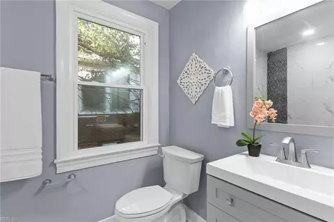 Bath - 223 Pocahontas Pl, Hampton, VA 23661 photo 3 of 4