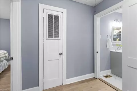 Entry Way - 223 Pocahontas Pl, Hampton, VA 23661 photo 3 of 5
