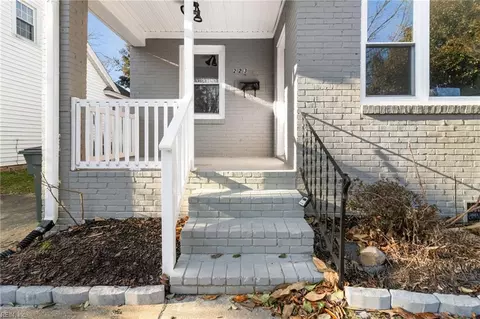 Exterior - 223 Pocahontas Pl, Hampton, VA 23661 photo 4 of 12