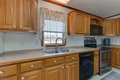 Kitchen - 9182 Doles Rd, Ivor, VA 23866 photo 3 of 4