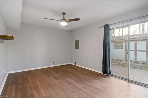 Living - 10 Covenant Ct, Hampton, VA 23666 photo 3 of 3