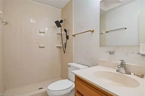 Bath - 10 Covenant Ct, Hampton, VA 23666 photo 3 of 3