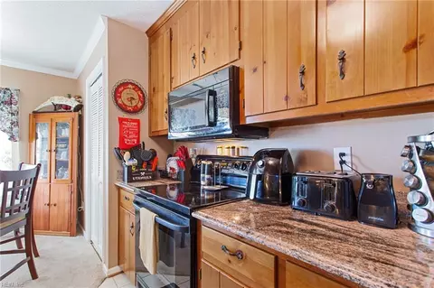 Kitchen - 13 Tupelo Cir, Hampton, VA 23666 photo 3 of 4
