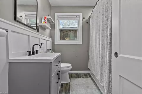 Bath - 8820 Commodore Dr, Norfolk, VA 23503 photo 1 of 2