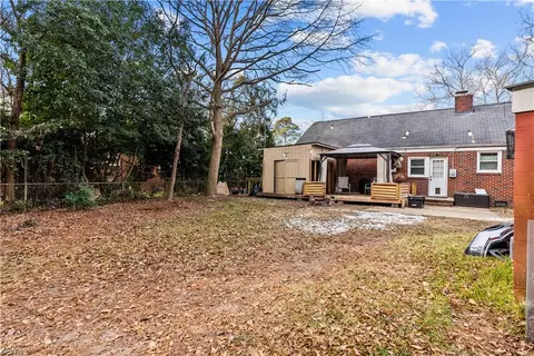 Exterior - 8820 Commodore Dr, Norfolk, VA 23503 photo 9 of 13
