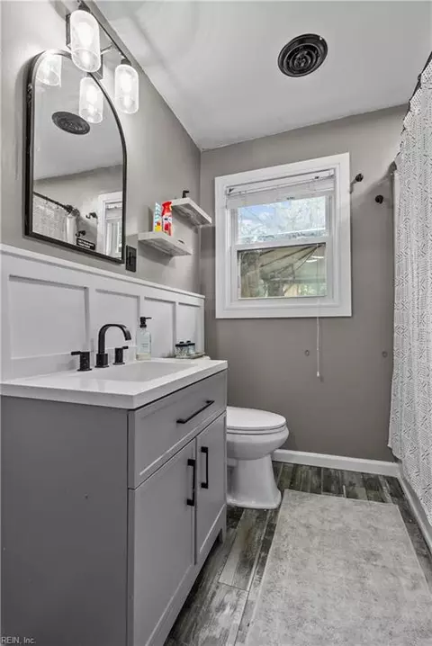 Bath - 8820 Commodore Dr, Norfolk, VA 23503 photo 2 of 2