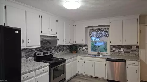 Kitchen - 644 Rolfe St, Hampton, VA 23661 photo 4 of 5