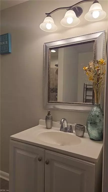 Bath - 644 Rolfe St, Hampton, VA 23661 photo 3 of 5