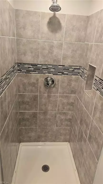 Bath - 644 Rolfe St, Hampton, VA 23661 photo 1 of 5