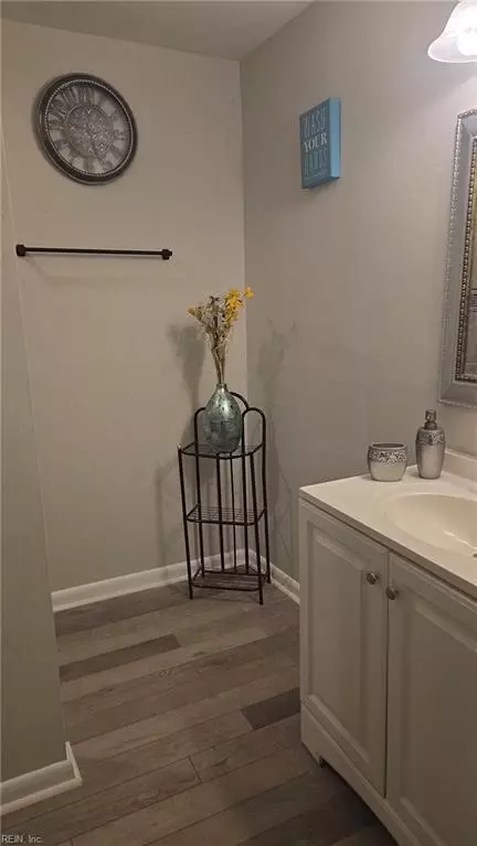 Bath - 644 Rolfe St, Hampton, VA 23661 photo 2 of 5