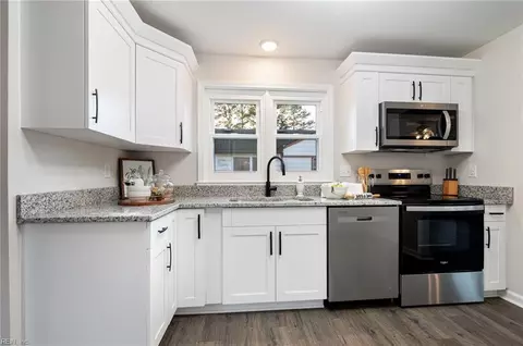 52 Warren Dr, Portsmouth, VA 23701