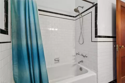 Bath - 236 Pocahontas Pl, Hampton, VA 23661 photo 2 of 3