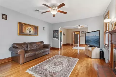 Living - 236 Pocahontas Pl, Hampton, VA 23661 photo 2 of 4