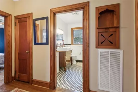 Entry Way - 236 Pocahontas Pl, Hampton, VA 23661 photo 5 of 6