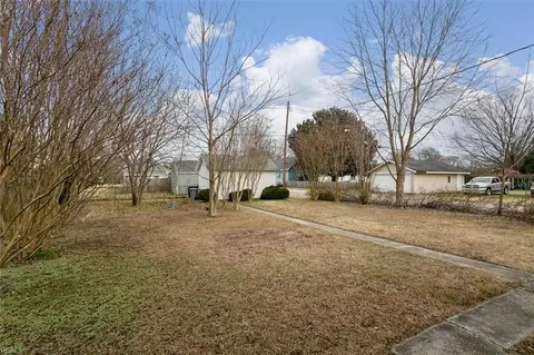 Exterior - 236 Pocahontas Pl, Hampton, VA 23661 photo 4 of 7