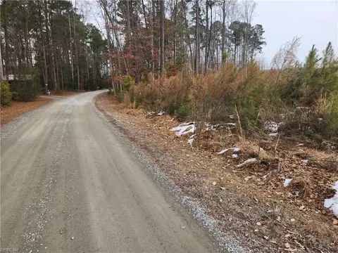 16 Tanyard Landing Rd, Gloucester, VA 23061