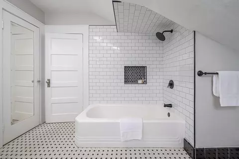 Bath - 631 Delaware Ave, Norfolk, VA 23503 photo 4 of 4