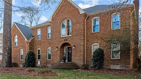 823 Bishopsgate Ln, Virginia Beach, VA 23452