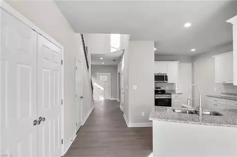 Entry Way - 226 Pine St, Suffolk, VA 23434 photo 6 of 11