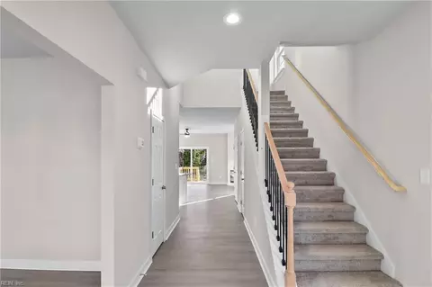 Entry Way - 226 Pine St, Suffolk, VA 23434 photo 4 of 11