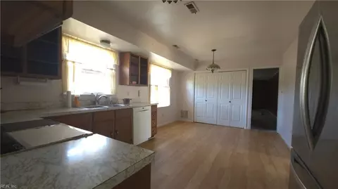 223 Captains Ct, Hampton, VA 23669 photo 6