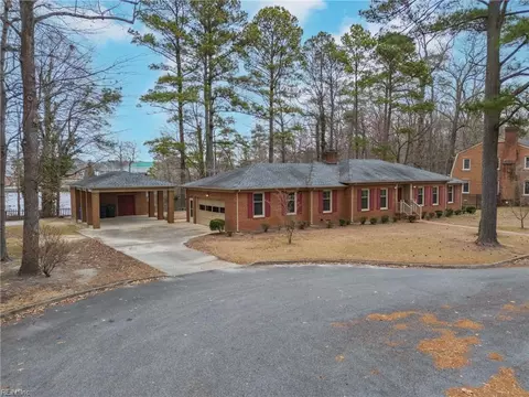 1104 Lake Point Ln, Suffolk, VA 23434