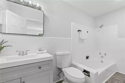 Bath - 1459 Harmott Ave, Norfolk, VA 23509 photo 2 of 4