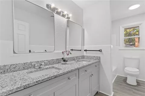 Bath - 1459 Harmott Ave, Norfolk, VA 23509 photo 3 of 4