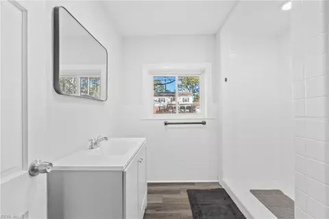 Bath - 1459 Harmott Ave, Norfolk, VA 23509 photo 4 of 4