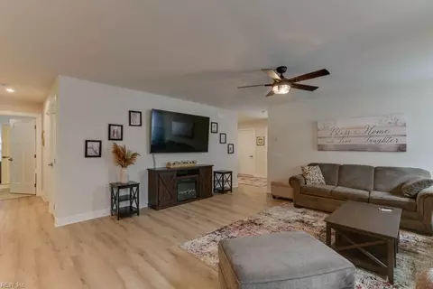 Entry Way - 6923 Healy Ave, Gloucester, VA 23061 photo 5 of 6
