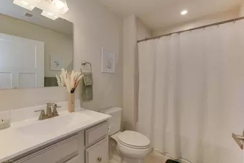Bath - 6923 Healy Ave, Gloucester, VA 23061 photo 3 of 3