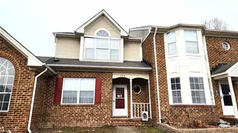 402 S Lake Cir, Chesapeake, VA 23322