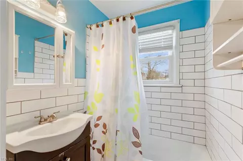 Bath - 3 E Gilbert St, Hampton, VA 23669 photo 1 of 2