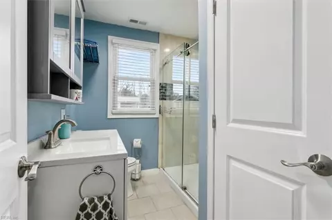 Bath - 112 W Taylor Ave, Hampton, VA 23663 photo 1 of 6