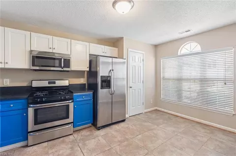 940 Allendale Dr, Hampton, VA 23669 photo 2