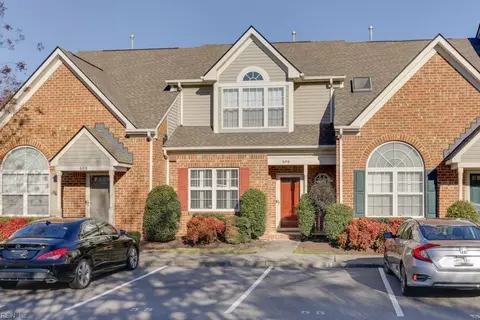 606 W Lake Cir, Chesapeake, VA 23322